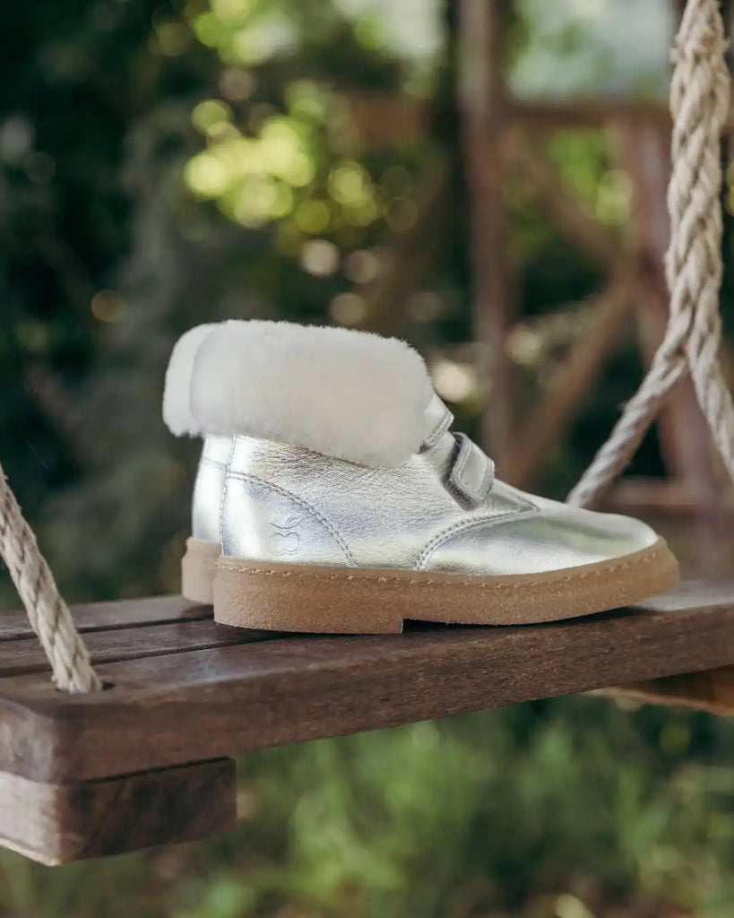 Botte en métal argenté avec doublure en fausse fourrure blanche et semelle en gomme.