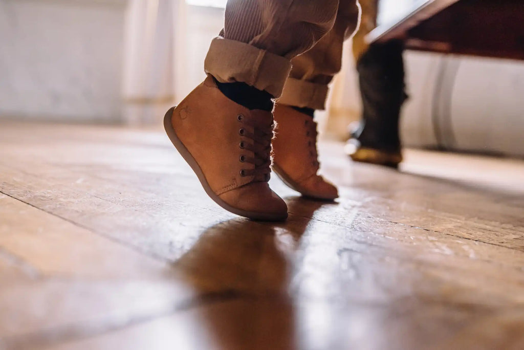 Bottes chelsea en cuir marron avec des revers roulés.