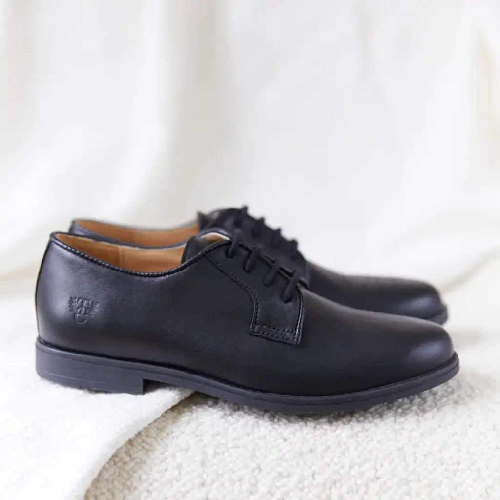 Classiques chaussures de ville en cuir noir avec lacets.