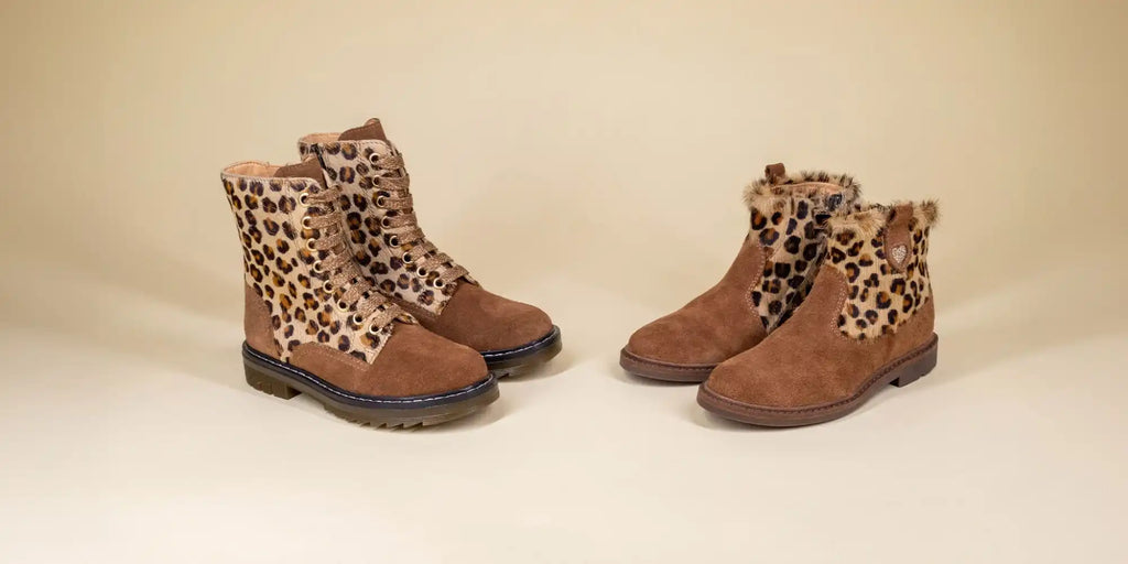 Deux paires de bottes en cuir marron avec des détails à motif léopard.