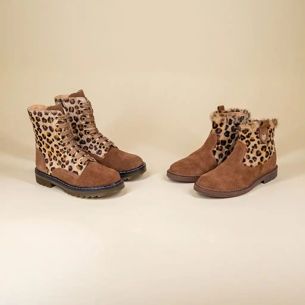 Deux paires de bottes en cuir marron avec des motifs léopard.